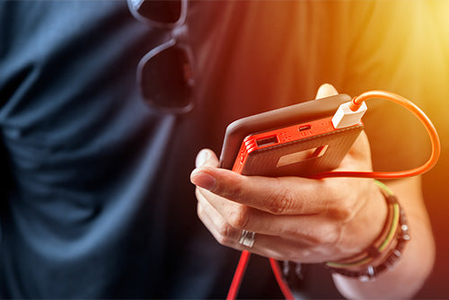 OKAY radca: Je úplné vybitie mobilu prospešné batériám?