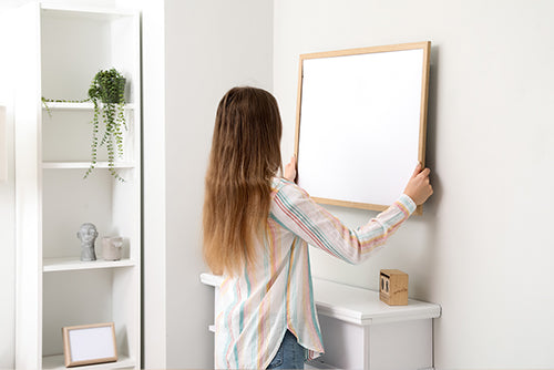 OKAY radca: Ako zavesiť obraz na stenu bez problémov?