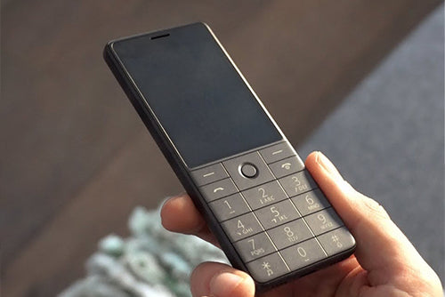 Ako vybrať najlepší tlačidlový telefón pre seniorov