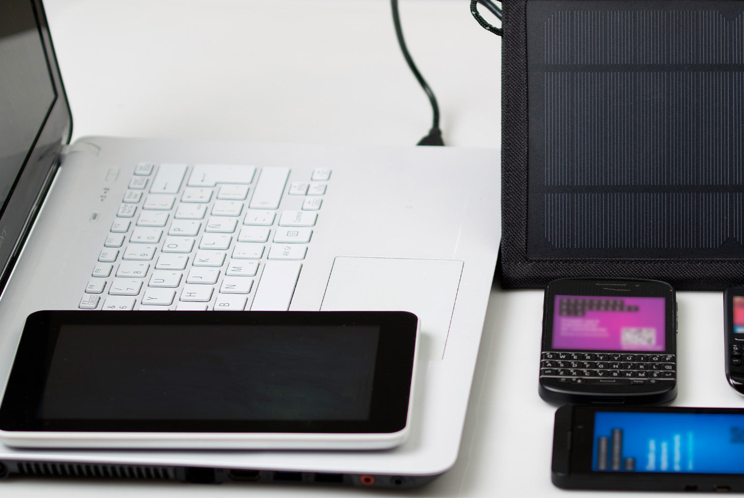 Ako prežiť bez nabíjačky? Rady na dobíjanie notebooku na cestách