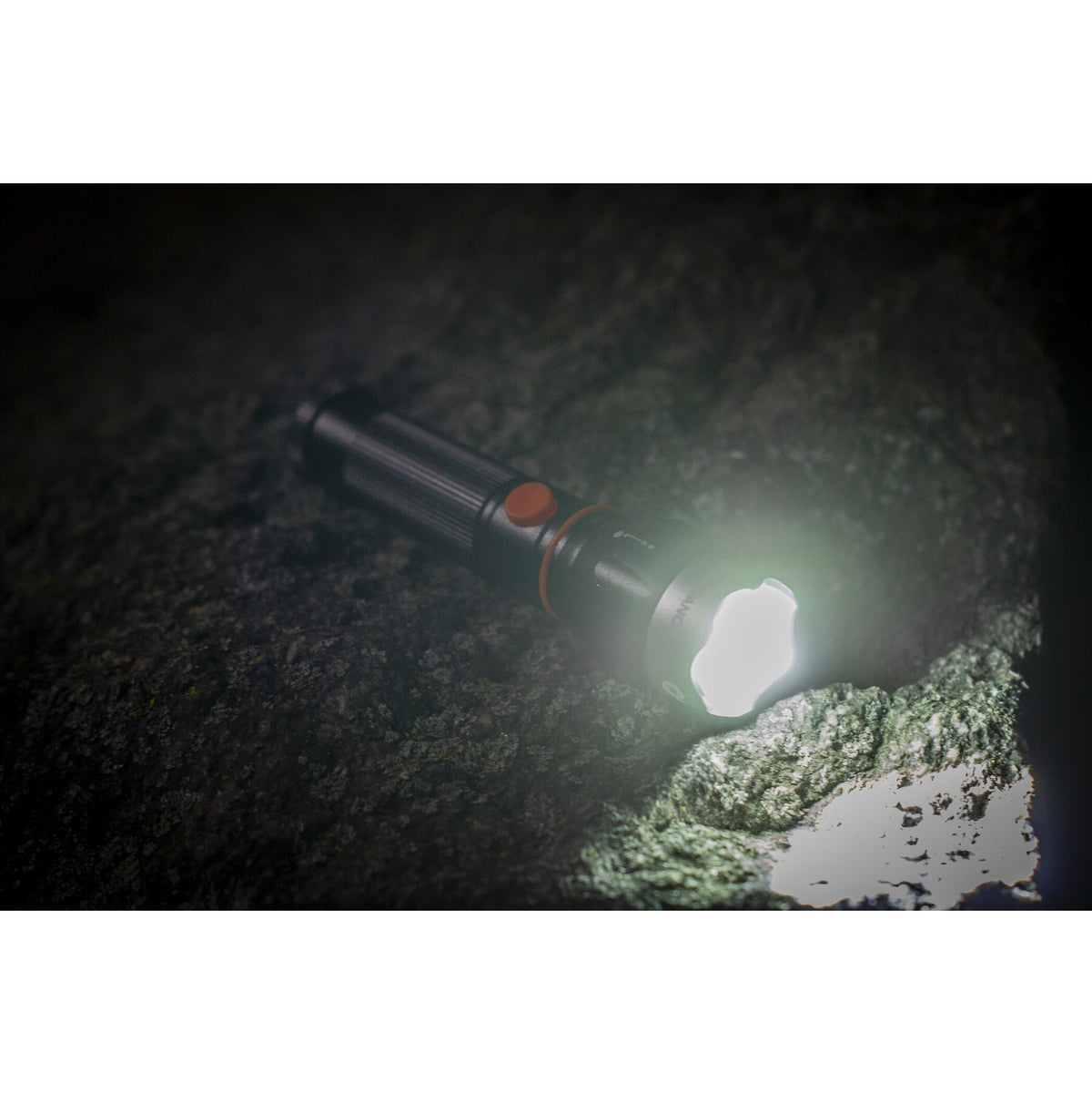 Taktické LED svietidlo Osram dobíjacie 3,2W, studené biele VYBALENÉ