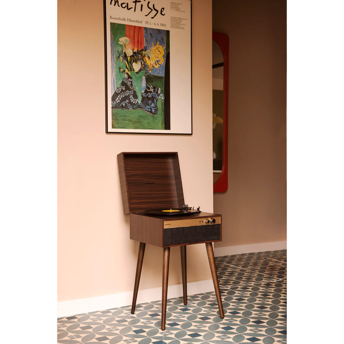Gramofón so zabudovanými reproduktormi Crosley Jasper Walnut