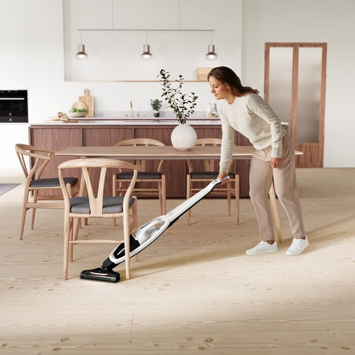 Tyčový vysávač 2v1 Electrolux Well Q8 WQ81-ALRS